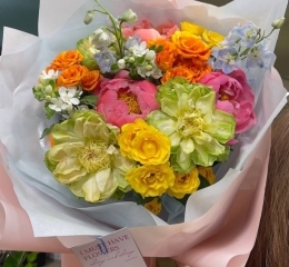 Букет из пионов Коралл Шарм, роз Вегги, твидии, дельфиниума и кустовых роз Букет из пионов Коралл Шарм, роз Вегги, твидии, дельфиниума и кустовых роз